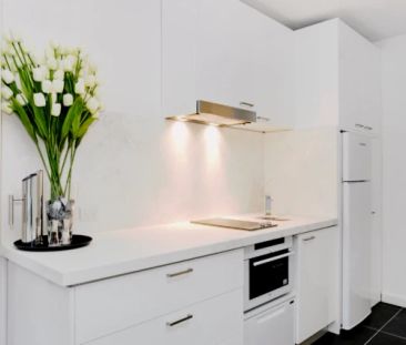 Bright studio near South Yarra Station metro station - Photo 6