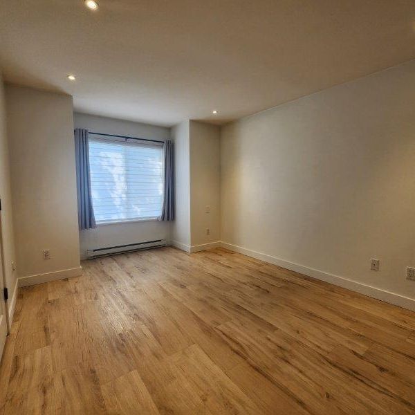 Two Bed Townhouse with Garage and Leisure Facilities in Cloverdale - Photo 1