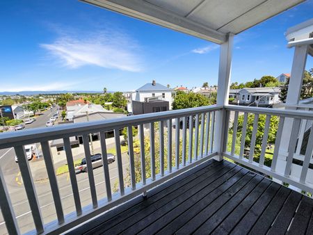 PONSONBY - ROSE TERRACES Absolutely fabulous multi-level 3 bedroom terrace house with one car park - Photo 4