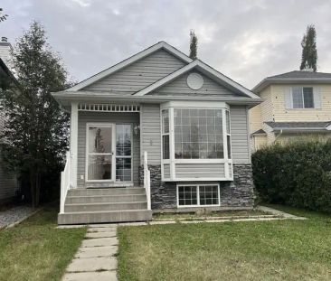 Spacious 4-Bedroom House in Coventry Hill with Extra Large Double Garage | 9 Coville Gardens Northeast, Calgary - Photo 1