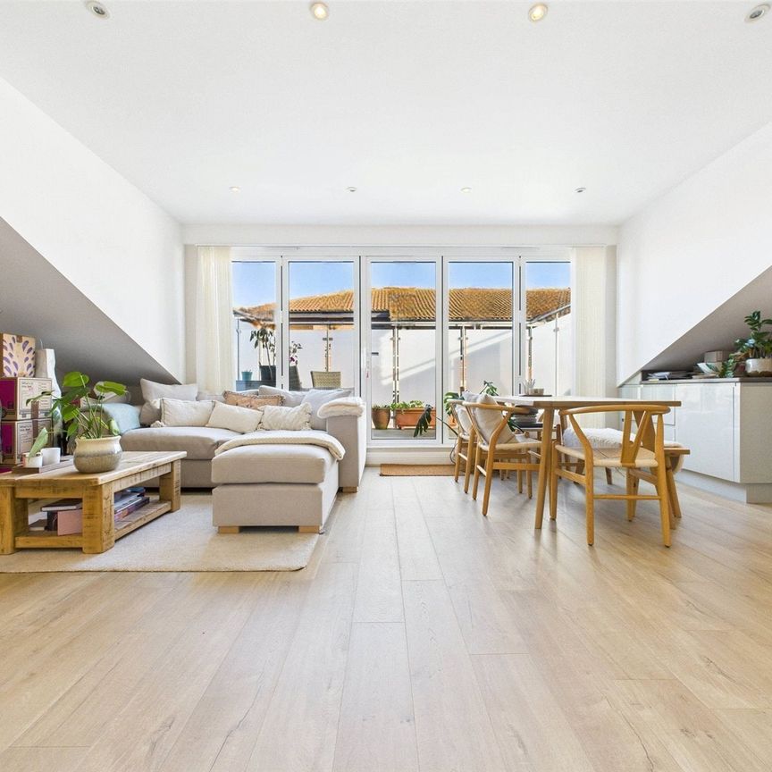 High Street, Hampton Hill, TW12 - Photo 1