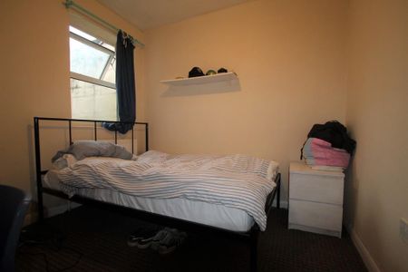 5 bedroom semi-detached house to rent - Photo 2