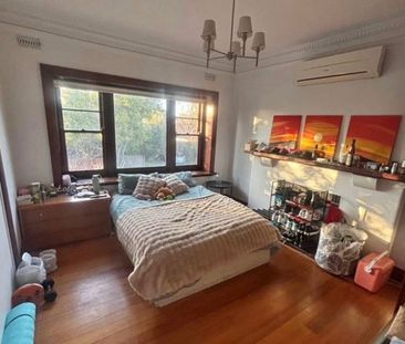 Caulfield North - Photo 2