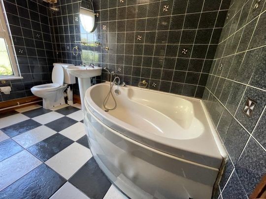 3 bedroom end of terrace house to rent - Photo 1