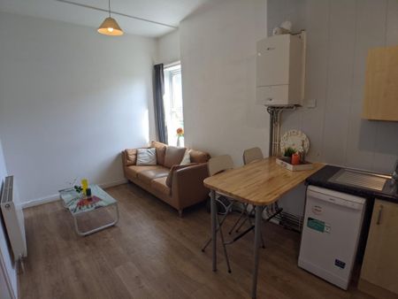 3 bedroom flat to rent - Photo 5