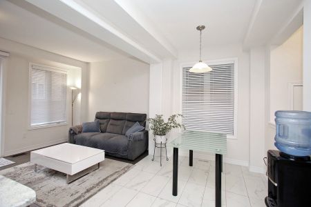 For Lease - 7 Frederick Pearson Street, East Gwillimbury, Ontario - Photo 5