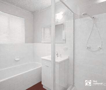 Smack Bang in the centre of Town! 3 Bedroom Unit - Photo 3