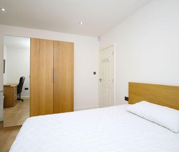 1 bedroom in a house share to rent - Photo 2