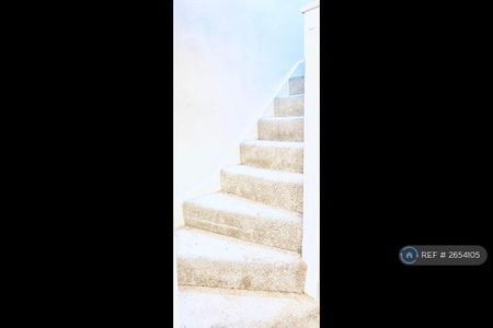 3 bedroom end of terrace house to rent - Photo 2