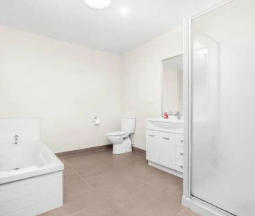 Family-Friendly 4 Bedroom, 2 Bathroom Home - Photo 2