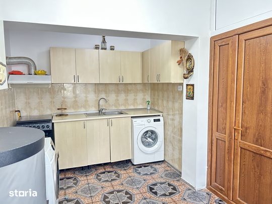 Casă cu 6 camere, curte comună, lac - Fotografie 1