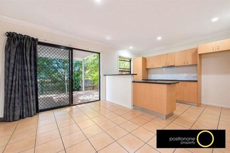 Large Townhouse Backs Onto Parkland - Photo 5