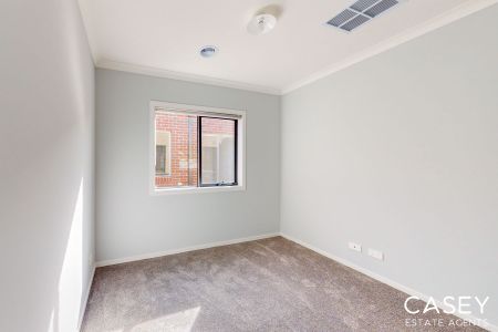 22 Zoe Lane, Officer - Photo 4