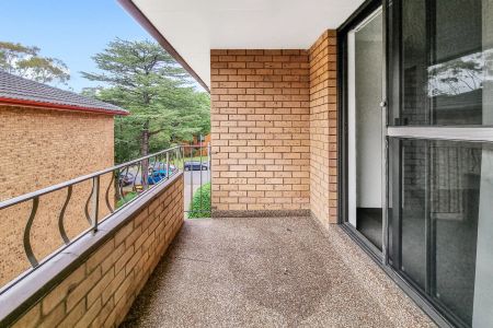 SPACIOUS 2 BEDROOM APARTMENT WITH 2 CAR GARAGE - Photo 2