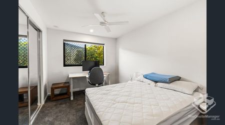 Spacious 2-Bedroom Apartment with Expansive Balcony - Photo 3