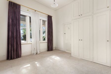 ADORABLE FREESTANDING 2 BEDROOM HOUSE IN A PREMIUM LOCATION - Photo 5