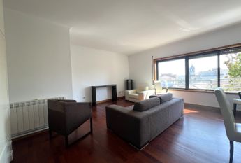 Fantástico Apartamento T2 Mobilado com Garagem e Arrumos