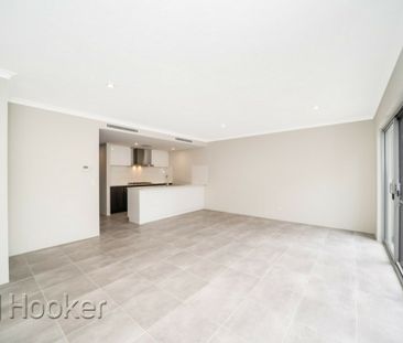 Spacious living - Photo 6