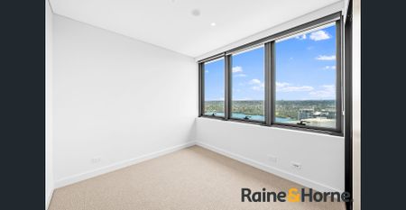 Stunning Near New 3 Bedroom Apartment with 28th Floor Water & City Harbour Views - Photo 4