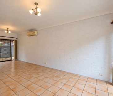Spacious 2 Bedroom Townhouse&excl;&excl; - Photo 4