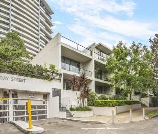 Fully Furnished studio apartment in Chatswood's heart!! - Photo 2