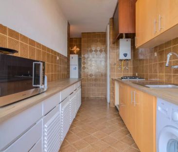 Minimal room in 6-bedroom apartment in Campo de Ourique - Photo 4