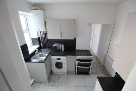 3 bedroom flat to rent - Photo 5