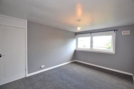 3 bedroom flat to rent - Photo 5