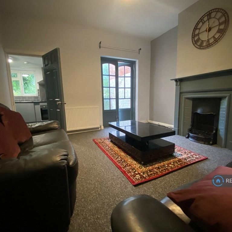 1 bedroom in a house share to rent - Photo 1