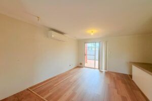 Spacious 3-Bedroom Villa with Modern Amenities - Photo 2