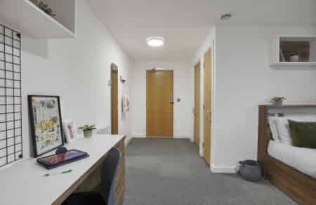 Premium En-Suite - 6 Bed - Photo 4