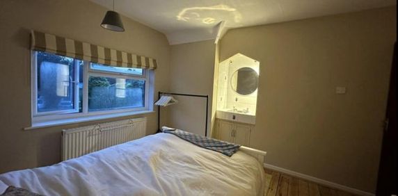 Gorgeous room with built in wash basin - Photo 2