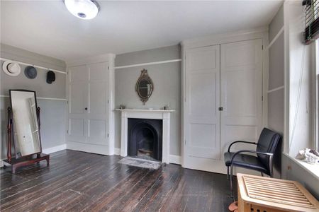 A fine Grade ll listed Regency townhouse in this exceptional 'old village' setting - Photo 3