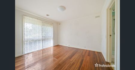 Spacious Family Home in Prime Location! - Photo 4