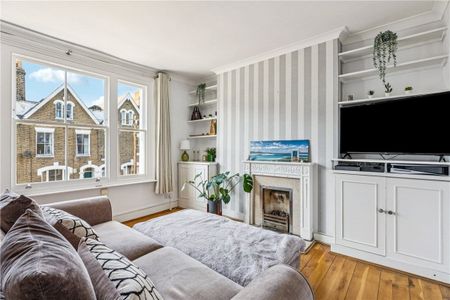 Excellent top floor, two bedroom apartment which is well situated just off Northcote Road. - Photo 3
