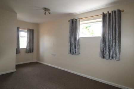 3 bedroom semi-detached bungalow to rent - Photo 2