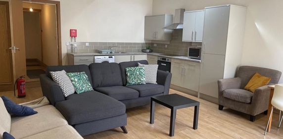 4 bedroom flat to rent - Photo 2