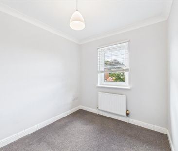 3 bedroom end of terrace house to rent - Photo 4