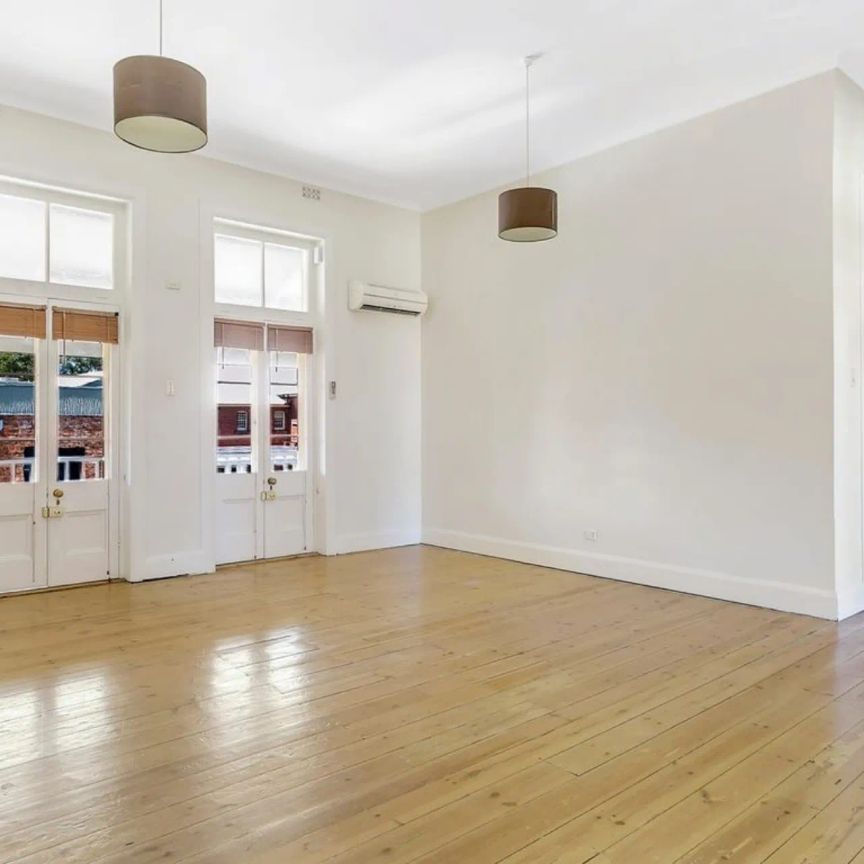 Stylish 2-Bedroom Upstairs Apartment in Prime Location - Photo 1