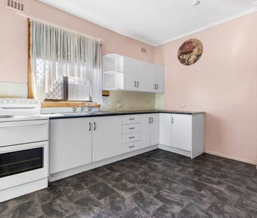 Charming 3-Bedroom Home with Spacious Yard in Elizabeth Downs - Photo 6