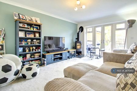 5 bedroom detached house to rent - Photo 2