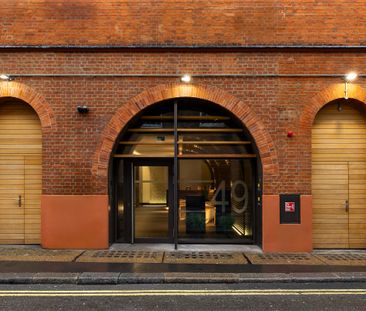 A beautifully designed oasis in the heart of the city - Photo 6