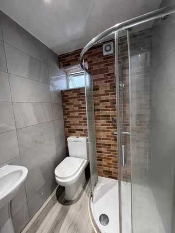 Two bedroom ground floor flat close to chadwel heath- 1800 pcm - Photo 3