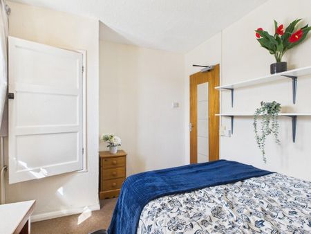 5 bedroom detached house to rent - Photo 3