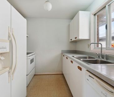 For Lease - 71 Geddes Crescent, Barrie, Ontario - Photo 2