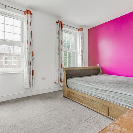 3 bedroom flat in London - Photo 4