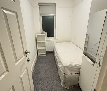 Room in a Shared House, Babington Road, NW4 - Photo 2