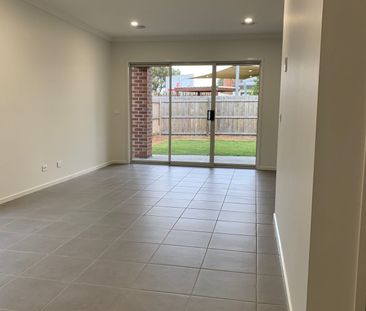 BEAUTIFUL 4 BEDROOM HOME AVAILABLE FOR RENT!! - Photo 1