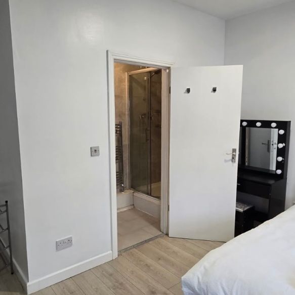 Room in a Shared House, Sterne Street, W12 - Photo 1