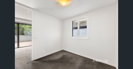 Stylish Two Bedroom Retreat with Spacious Courtyard - Photo 5